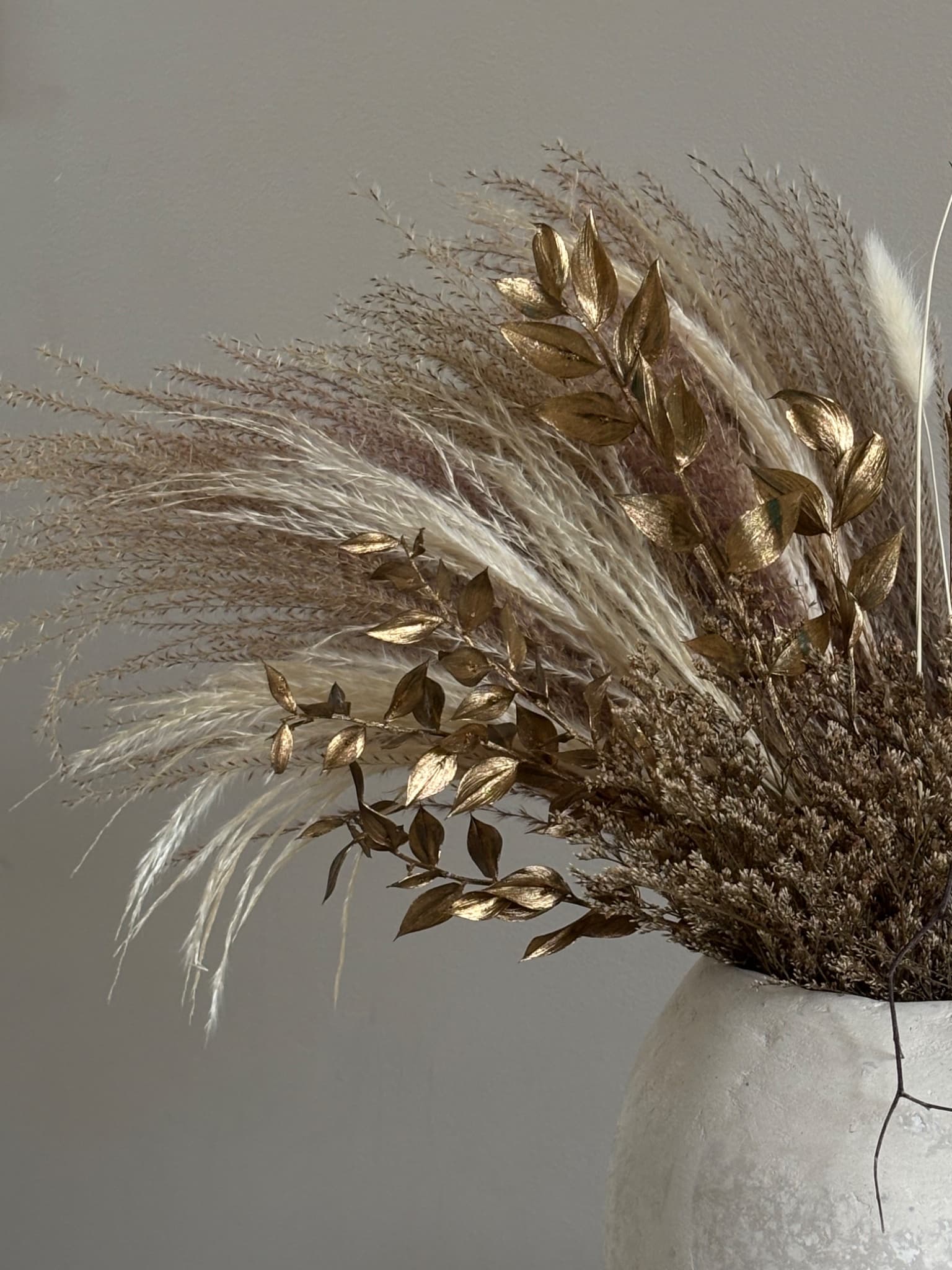 How Dried and Preserved Flowers Elevate Hotel Styling and Leasing