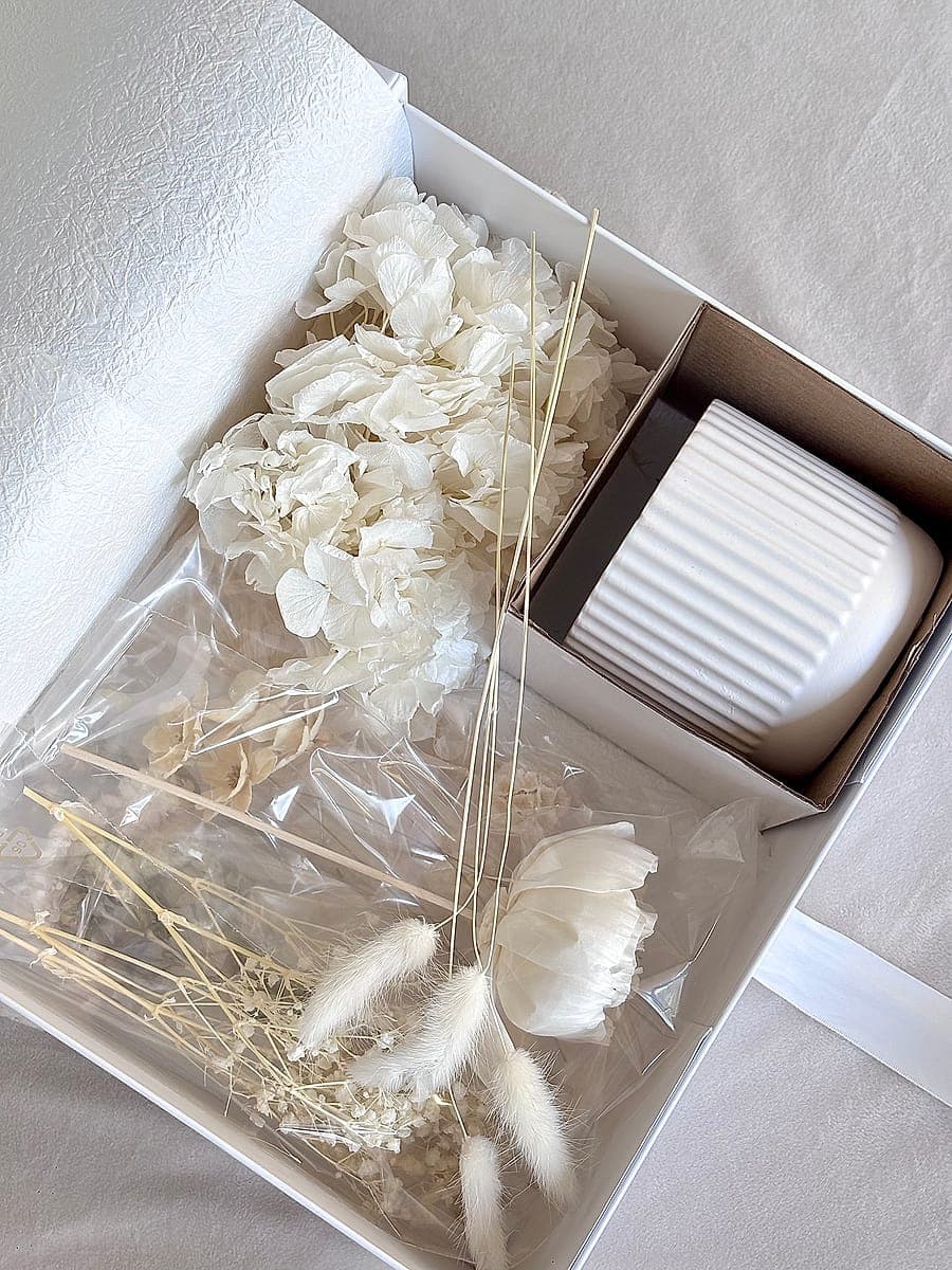 An open Studio Terra kit: preserved hydrangea, a bundle of stems and the vessel